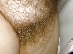 Standingnext li l-qiegħ, sa tagħha nightie, hairy pussy, tits
