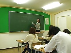 Babe iġib tagħha tits żgħar kissed u cunt licked mill-stud