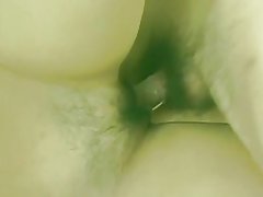 Asja sexy fl-falda iġib tagħha pussy hairy li ma fingered minn żwiemel imbagħad fucks