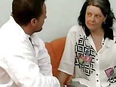 Hairy matur fucked ˙dimt fil-ass mill-infermiera żgħażagħ