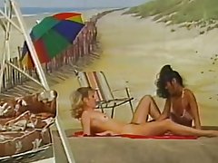 Lesbians żewġ tilgħab fl-isfond tal-Bajja